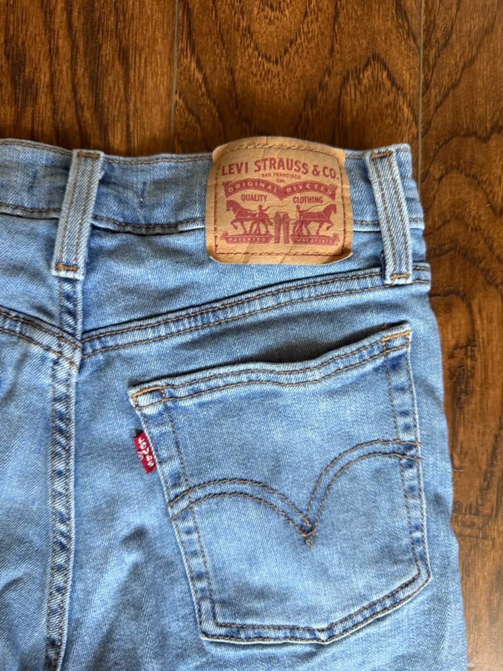 Levi’s Distressed Light Blue Denim Women’s Shorts, size 25 - Picture 6 of 6